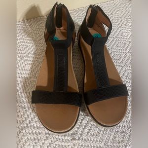 🛍️NWOT Adrienne Vittadini Wedge Sandal